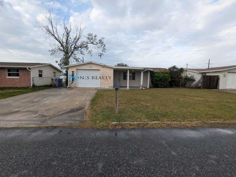 3743 Elmwood Dr in Holiday, FL - Building Photo