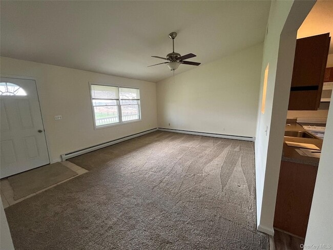 867 Van Wagner Rd in Poughkeepsie, NY - Foto de edificio - Building Photo