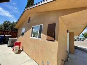 703 W College St in Fallbrook, CA - Foto de edificio - Building Photo