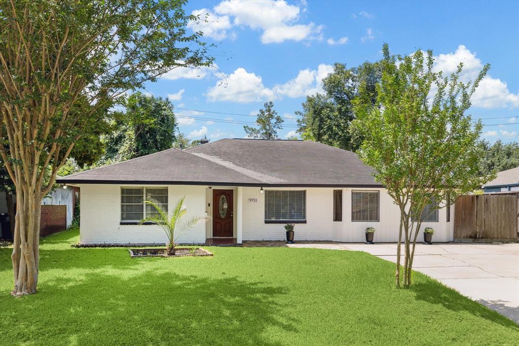 9711 Long Branch Ln in Houston, TX - Building Photo