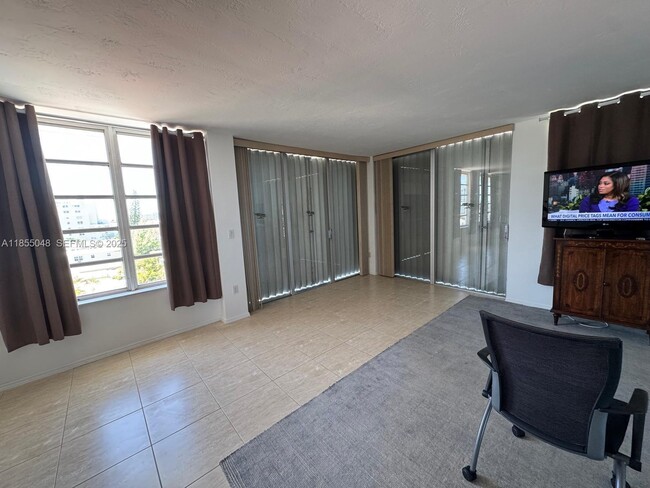 7800 Carlyle Ave in Miami Beach, FL - Building Photo - Building Photo