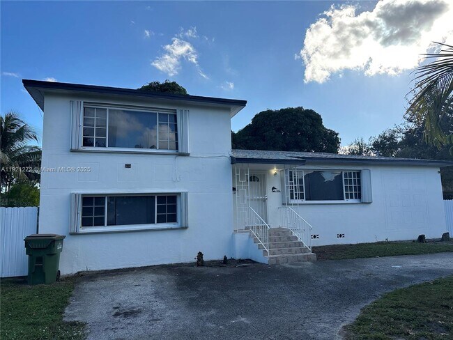 102 NE 122nd St in North Miami, FL - Building Photo - Building Photo