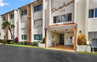 125 Shore Ct in North Palm Beach, FL - Building Photo