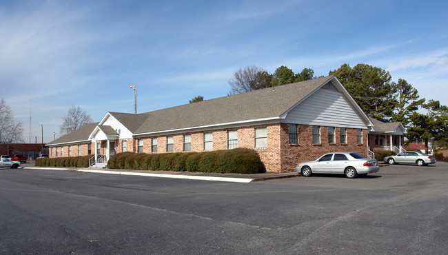 1300 W Main St in Jacksonville, AR - Foto de edificio - Building Photo