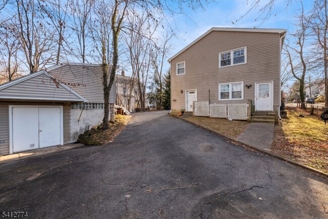 21 Personette St in Caldwell, NJ - Foto de edificio - Building Photo