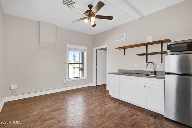 5753 W Glendale Ave in Glendale, AZ - Foto de edificio - Building Photo