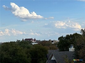 1013 Chestnut St in San Marcos, TX - Building Photo