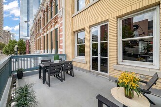 204 Travis St in Houston, TX - Building Photo - Building Photo