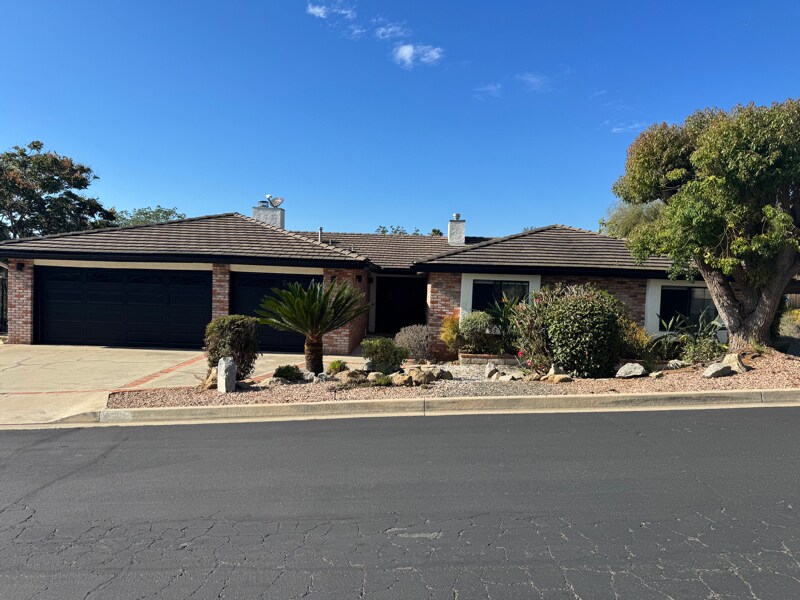 1824 Queens Way in Vista, CA - Building Photo