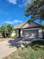 207 Meadows Ln in Dripping Springs, TX - Building Photo