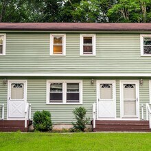 2 Linda Ln, Unit 2 in Stratham, NH - Foto de edificio - Building Photo
