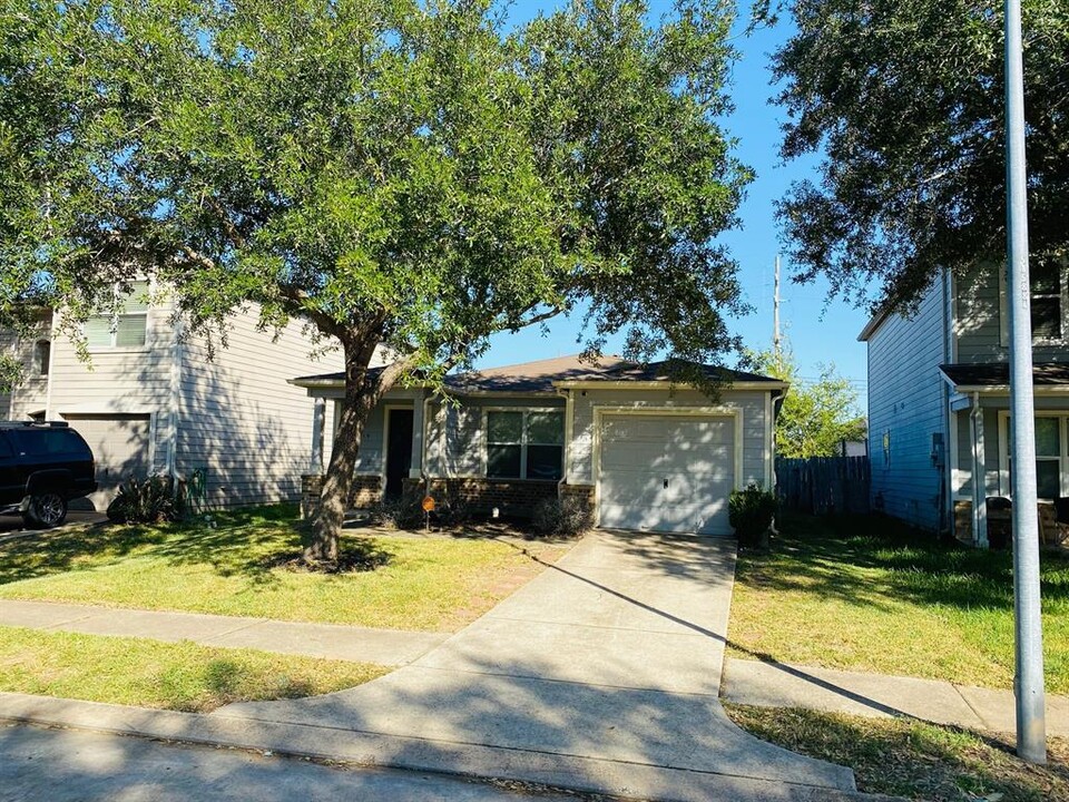 3319 Becker Glen St in Fresno, TX - Building Photo