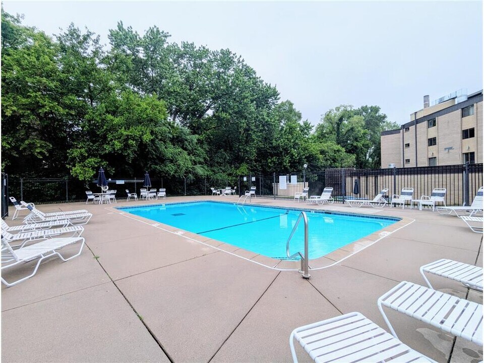 6710 Vernon Ave S-Unit -415 in Minneapolis, MN - Building Photo