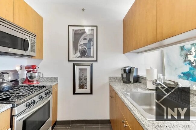 451 W 37th St, Unit 2703 in New York, NY - Building Photo - Building Photo