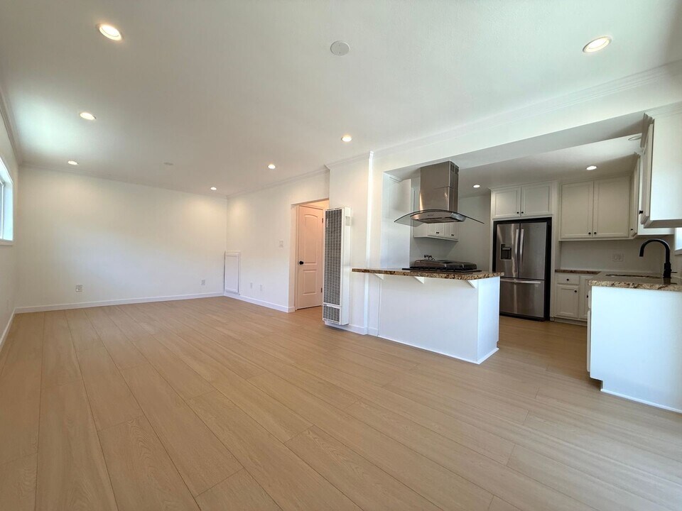 2630 S Longwood Ave in Los Angeles, CA - Building Photo