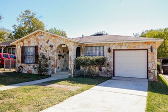 1310 Vanderbilt St in San Antonio, TX - Foto de edificio - Building Photo