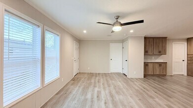 29647 Erie Ct in New Baltimore, MI - Building Photo - Building Photo