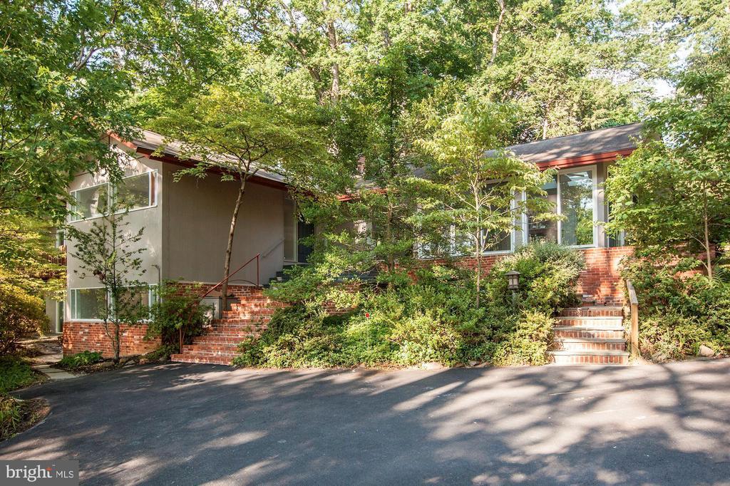 8513 Meadowlark Ln in Bethesda, MD - Building Photo