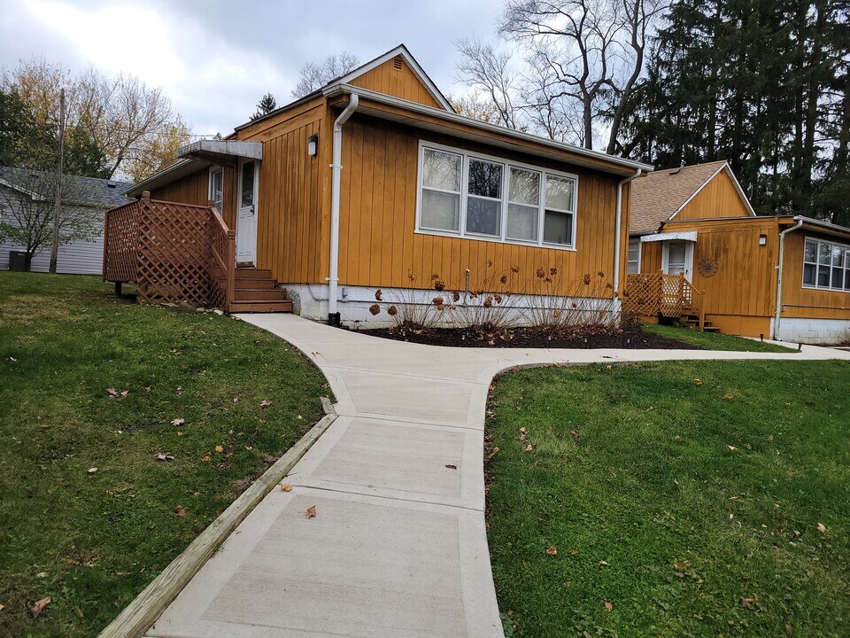 72 Potawatomi Rd in Williams Bay, WI - Building Photo