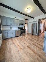 211 E Passaic Ave in Bloomfield, NJ - Building Photo