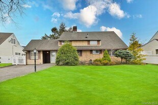 43 Flagstone Ln in Westbury, NY - Building Photo