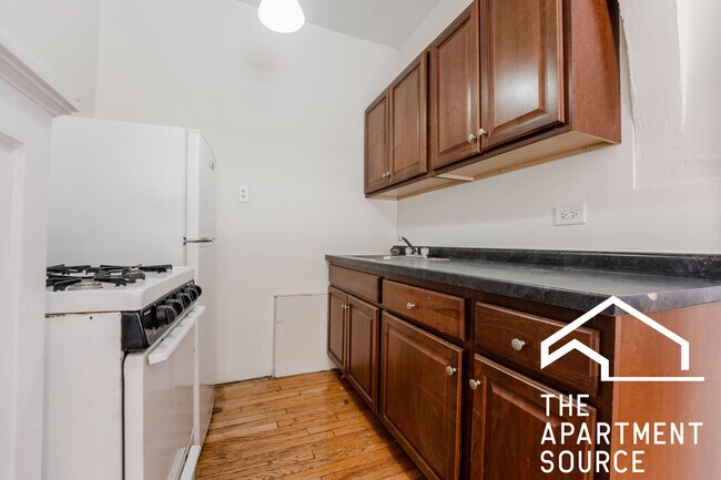 432 W Surf St, Unit 109 in Chicago, IL - Building Photo - Building Photo