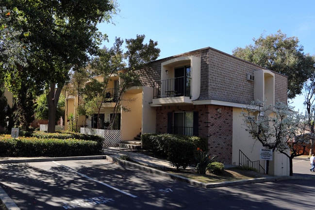 Williamsburg South Apartments in La Mesa, CA - Foto de edificio - Building Photo
