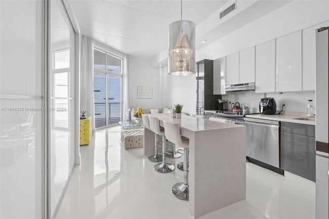 2001 Meridian Ave, Unit # 525 in Miami Beach, FL - Building Photo - Building Photo