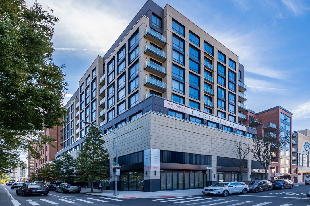 BLVD Condominiums in Forest Hills, NY - Foto de edificio