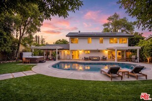 24111 Philiprimm St in Los Angeles, CA - Building Photo