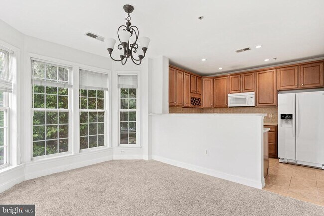1002 Elmcroft Blvd in Rockville, MD - Building Photo - Building Photo