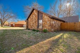 201 3 Oaks Dr in Midwest City, OK - Building Photo - Building Photo