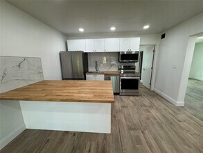 2200 NE 173rd St in North Miami Beach, FL - Foto de edificio - Building Photo