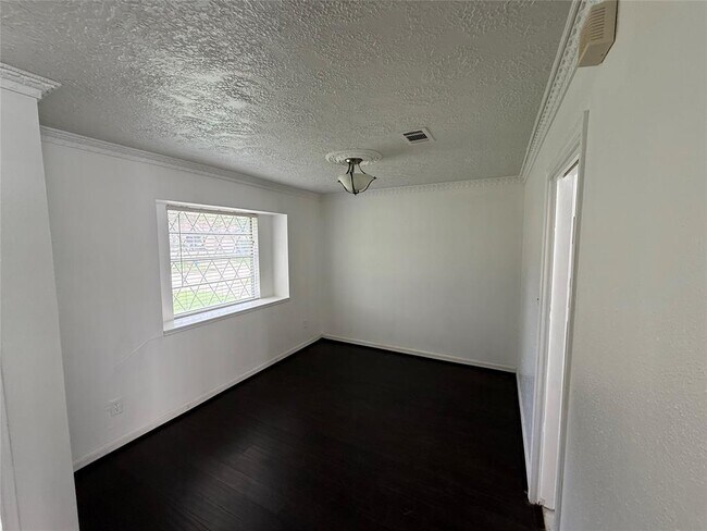 2206 Round Lake Dr in Houston, TX - Building Photo - Building Photo