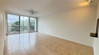 4501 NE 21st Ave, Unit 307 in Fort Lauderdale, FL - Building Photo