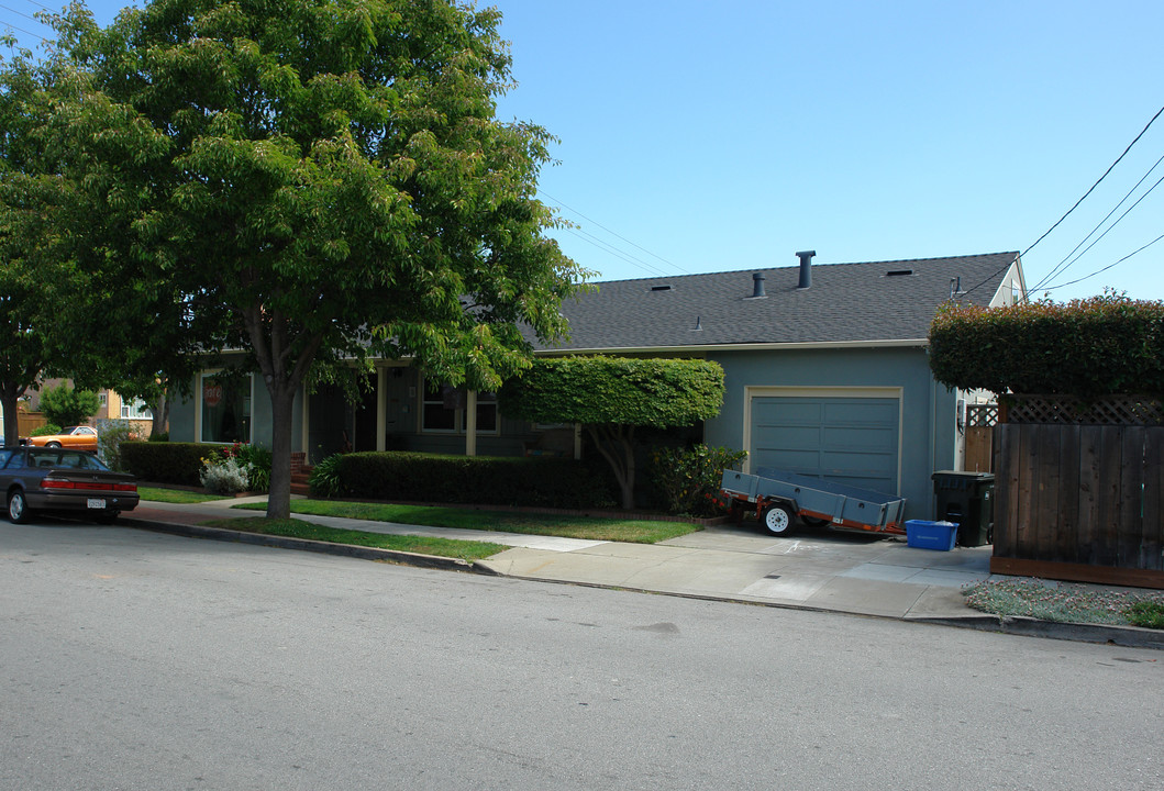 38 Dwight Rd in Burlingame, CA - Building Photo