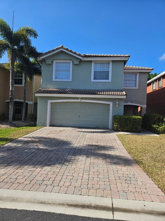 3381 Turtle Cove in Royal Palm Beach, FL - Building Photo