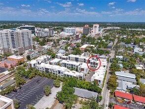 221 Cosmopolitan Ct in Sarasota, FL - Building Photo - Building Photo