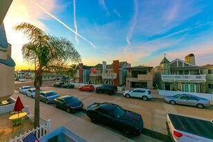 208 30th St, Unit 208.5 208 and one half in Newport Beach, CA - Building Photo