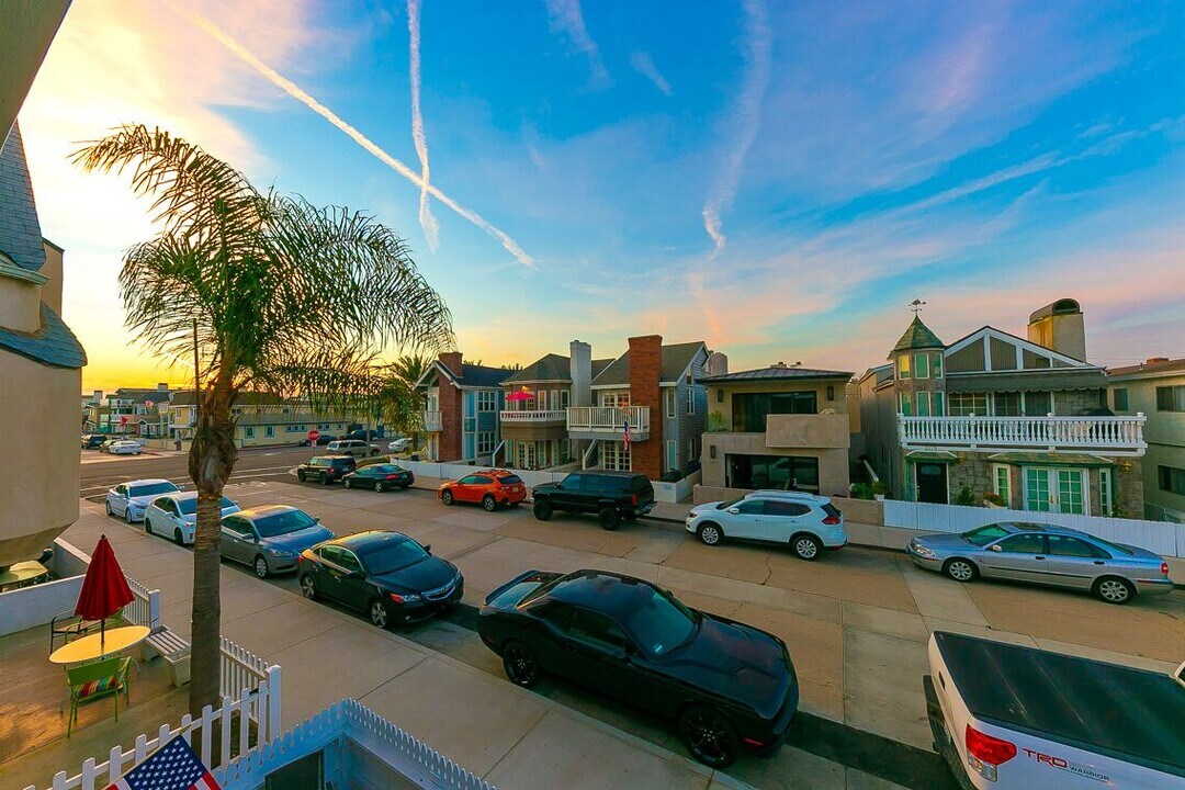 208 30th St, Unit 208.5 208 and one half in Newport Beach, CA - Building Photo