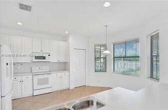 1042 Sunflower Cir in Weston, FL - Building Photo - Building Photo