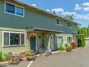 Brentwood Townhomes in Canby, OR - Building Photo - Building Photo