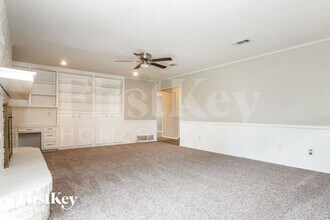 1424 Wreyhill Dr in Hurst, TX - Foto de edificio - Building Photo