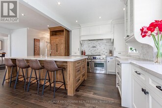 1329 Cumnock Crescent in Oakville, ON - Building Photo - Building Photo