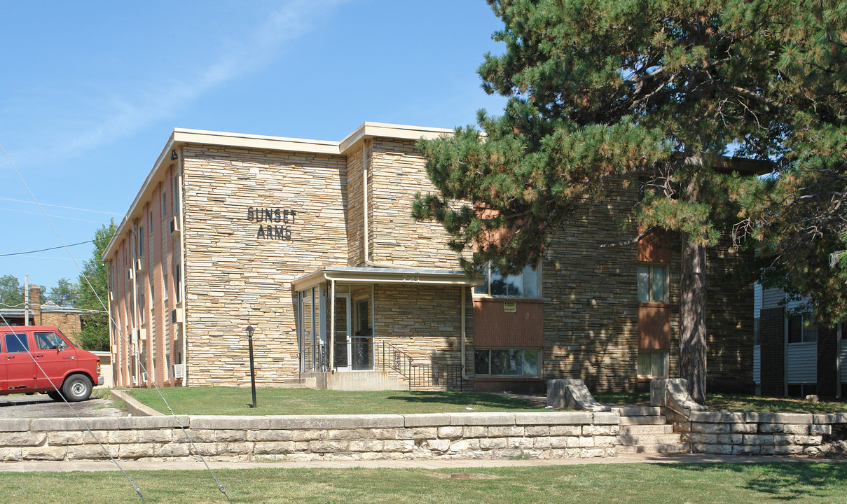 Sunset Arms in Topeka, KS - Building Photo