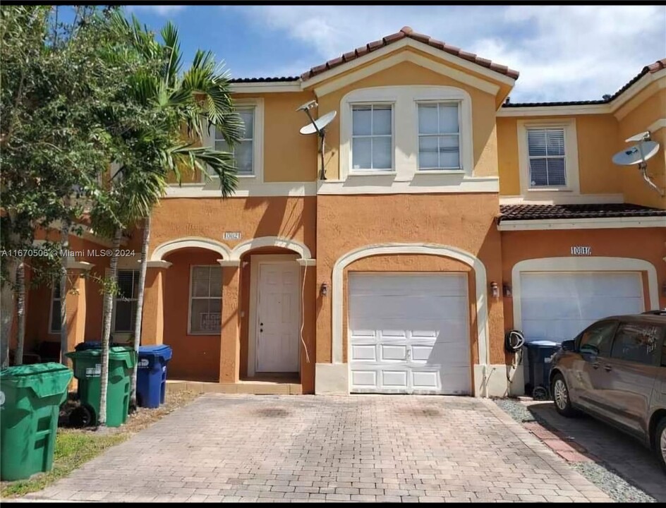 10821 SW 240 Ln in Homestead, FL - Foto de edificio