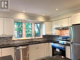 493 Pineland Ave in Oakville, ON - Building Photo