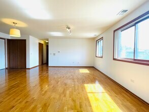 2453 S Archer Ave, Unit 2Br 1Bath Condo for Rent in Chicago, IL - Foto de edificio - Building Photo