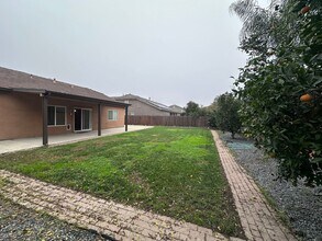 5235 W Nellis Ct in Visalia, CA - Building Photo - Building Photo