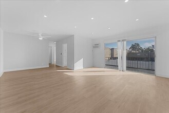 21722 Roscoe Blvd in Los Angeles, CA - Building Photo - Building Photo